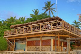 Castaway Island's beachfront dining